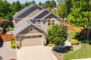 519 St Augustine Dr, Medford, OR 97504 - Photo 2