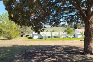 861 Russell St, Klamath Falls, OR 97603 - Photo 2