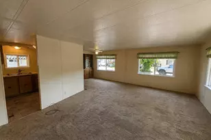 332 Beechwood Dr, Grants Pass, OR 97526 - Photo 4