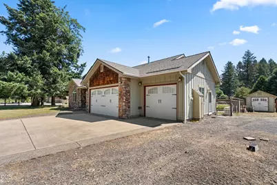 523 E Forks Circle, Cave Junction, OR 97523 - Photo 6