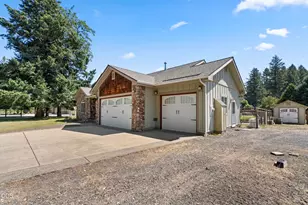 523 E Forks Cir, Cave Junction, OR 97523 - Photo 6
