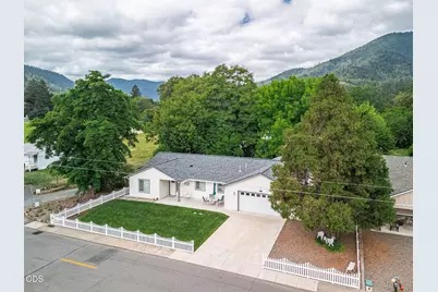 403 Berglund Street, Rogue River, OR 97537 - Photo 2