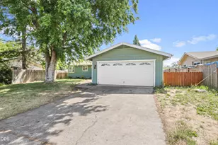 209 Coral Cir, Phoenix, OR 97535 - Photo 2
