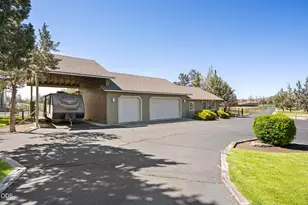 6900 NE 1st St, Redmond, OR 97756 - Photo 72