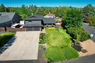 61211 Mt Vista Dr, Bend, OR 97702 - Photo 2