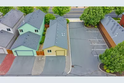 417 NW 27th Street, Redmond, OR 97756 - Photo 2