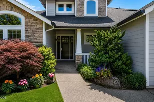 3880 Crystal Springs Dr, Medford, OR 97504 - Photo 2