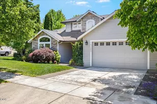 3880 Crystal Springs Dr, Medford, OR 97504 - Photo 2