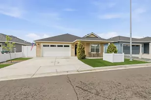 1922 Modena Ln, Medford, OR 97501 - Photo 2