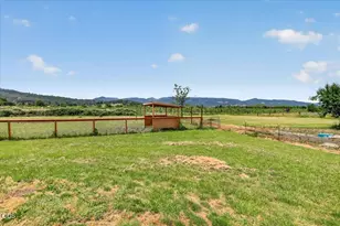 1760 Minear Rd, Medford, OR 97501 - Photo 40