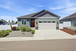 1731 Luxor Ln, Medford, OR 97504 - Photo 2