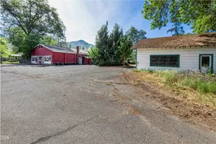 8622 E Evans Creek Rd, Rogue River, OR 97537 - Photo 6