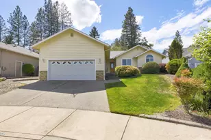 2738 SW Trinity Way, Grants Pass, OR 97527 - Photo 2