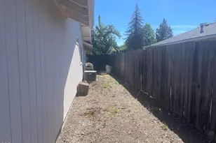1141 N Modoc Ave, Medford, OR 97504 - Photo 4