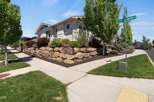20693 SE Cougar Peak Dr, Bend, OR 97702 - Photo 2