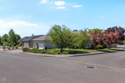 3511 Blue Blossom Drive, Medford, OR 97504 - Photo 4