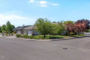 3511 Blue Blossom Dr, Medford, OR 97504 - Photo 4