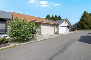 667 Golden Ln, Medford, OR 97504 - Photo 2