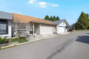 667 Golden Ln, Medford, OR 97504 - Photo 2