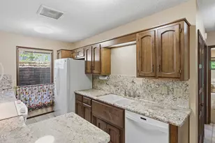 1325 NW Lawnridge Ave, Grants Pass, OR 97526 - Photo 4