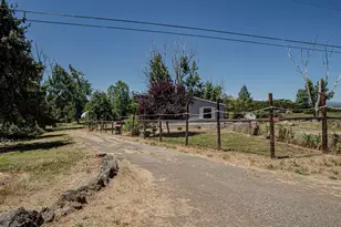 1245 Davanna Dr, Eagle Point, OR 97524 - Photo 2