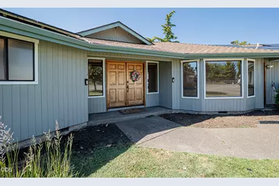 5247 Dobrot Way, Central Point, OR 97502 - Photo 2