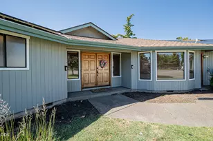 5247 Dobrot Way, Central Point, OR 97502 - Photo 2