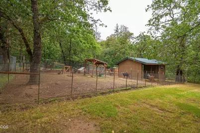 5003 Rogue River, Eagle Point, OR 97524 - Photo 46