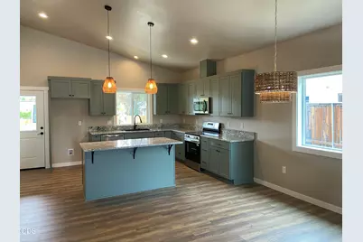 126 Lorraine Avenue, Eagle Point, OR 97524 - Photo 2