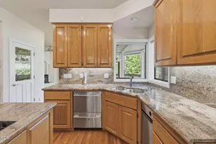235 Glenoak Ln, Grants Pass, OR 97526 - Photo 10
