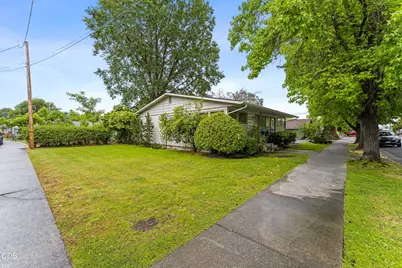 515 NE 8th Street, Grants Pass, OR 97526 - Photo 14