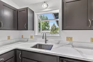 502 S B St, Phoenix, OR 97535 - Photo 8