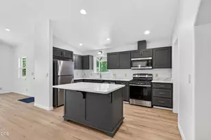 502 S B St, Phoenix, OR 97535 - Photo 6