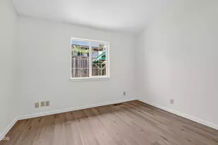 502 S B St, Phoenix, OR 97535 - Photo 10