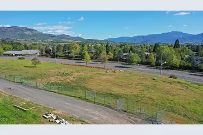 3256 Hillcrest Road, Medford, OR 97504 - Photo 1