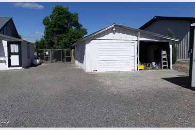 411 SE Evergreen Avenue, Redmond, OR 97756 - Photo 4