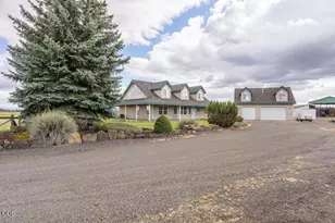 24585 Dodds Rd, Bend, OR 97701 - Photo 2