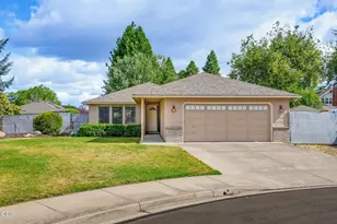 1330 Franklin Ct, Medford, OR 97501 - Photo 1