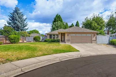 1330 Franklin Court, Medford, OR 97501 - Photo 2