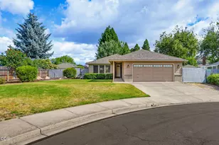 1330 Franklin Ct, Medford, OR 97501 - Photo 2