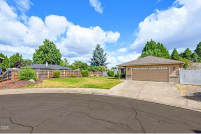 1330 Franklin Court, Medford, OR 97501 - Photo 4