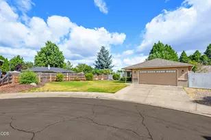 1330 Franklin Ct, Medford, OR 97501 - Photo 4