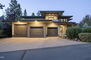 19062 Mount McLoughlin Ln, Bend, OR 97703 - Photo 4