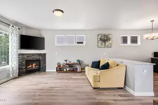 61066 SE Sydney Harbor Dr, Bend, OR 97702 - Photo 2