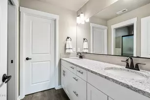 61066 SE Sydney Harbor Dr, Bend, OR 97702 - Photo 18