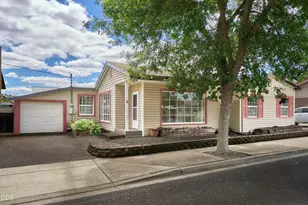 11 S Platt Ave, Eagle Point, OR 97524 - Photo 2