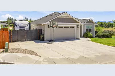37 Terra Linda Court, Eagle Point, OR 97524 - Photo 2