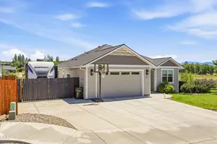 37 Terra Linda Ct, Eagle Point, OR 97524 - Photo 2