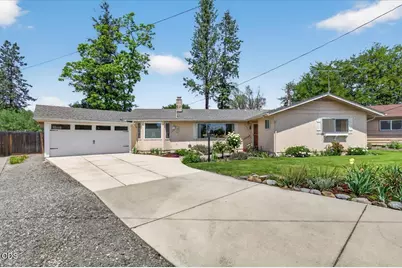 1621 Gayety Lane, Medford, OR 97504 - Photo 2