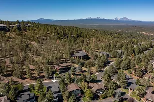 3160 N W Colonial Dr, Bend, OR 97703 - Photo 58